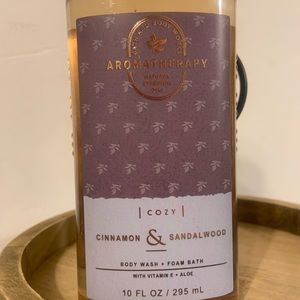 Bath and body Works Cozy cinnamon and Sandlewood, shower gel